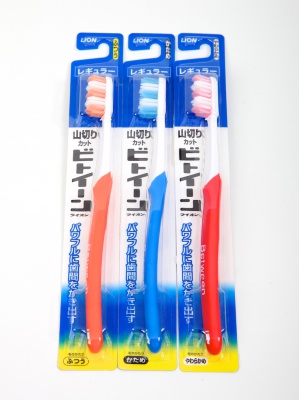 Щетка зубная Between с косым срезом щетинок, мягкая Lion